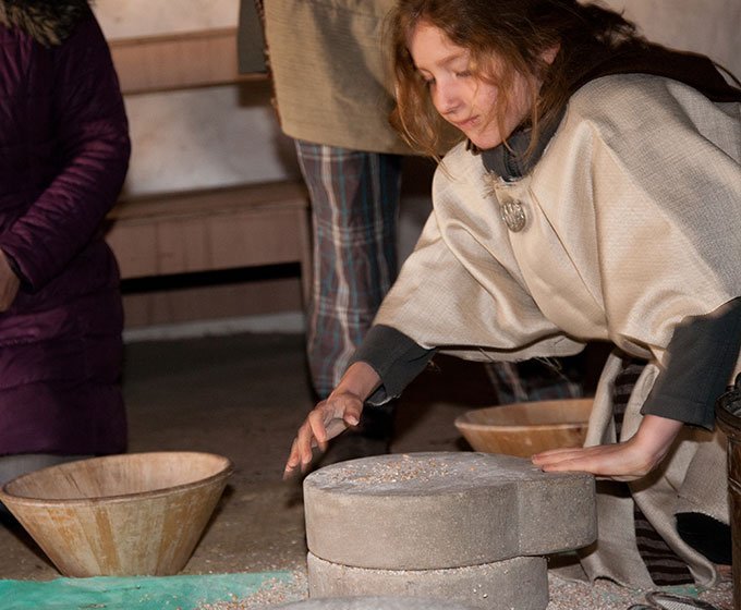 grinding flour on iron age farmer day trip